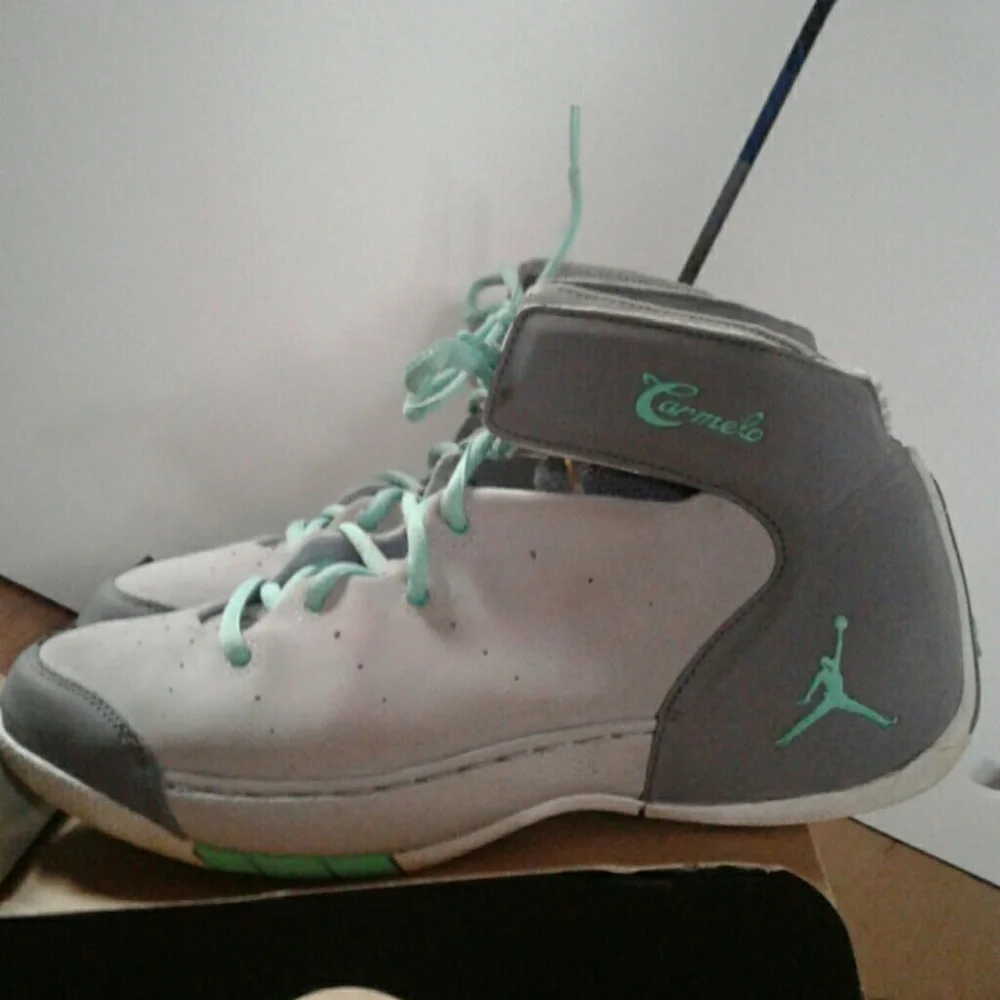 Jordan Carmelo basketball sneakers - Picture 1 of 7